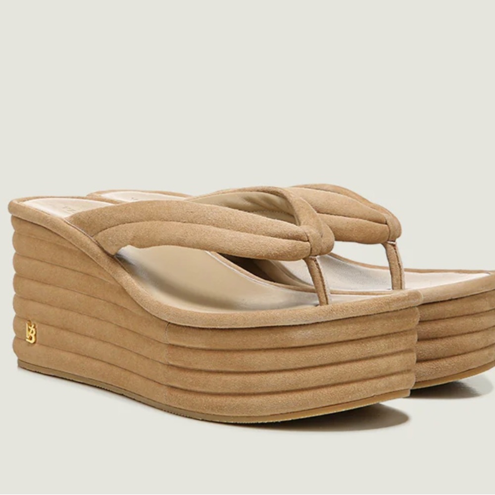 VERONICA BEARD Suede Geno Sandal in Sand
